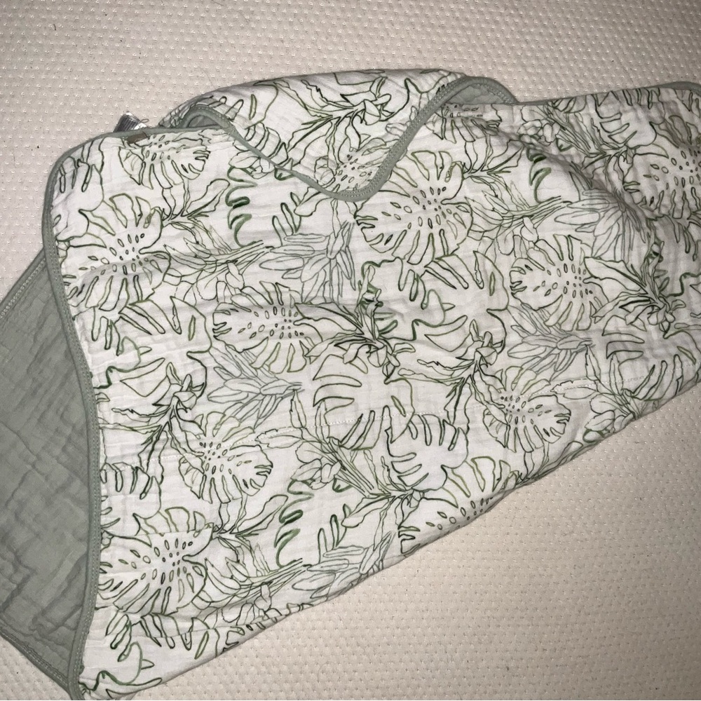 Tropical Floral Green and White Muslin Quilt